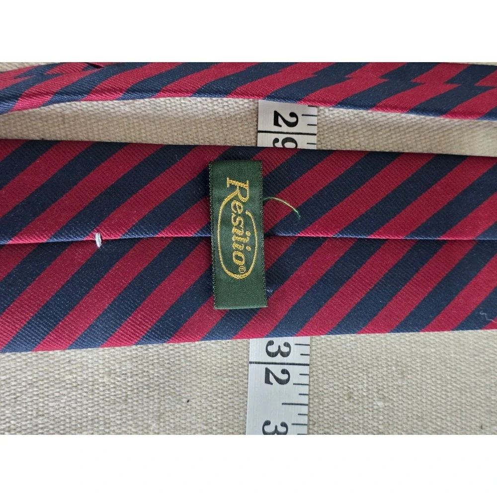 Resilio necktie features